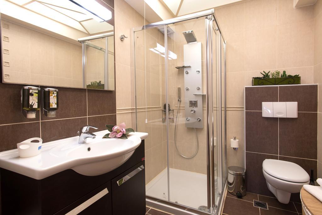 Leste Luxury Homes Plaka  Esterno foto